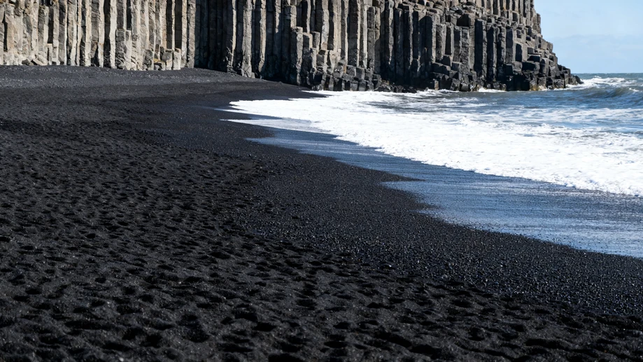 A Wanderer’s Complete Introduction to Iceland’s Surreal Black Sand Beach That Feels Like Extraterrestrial Terrain
